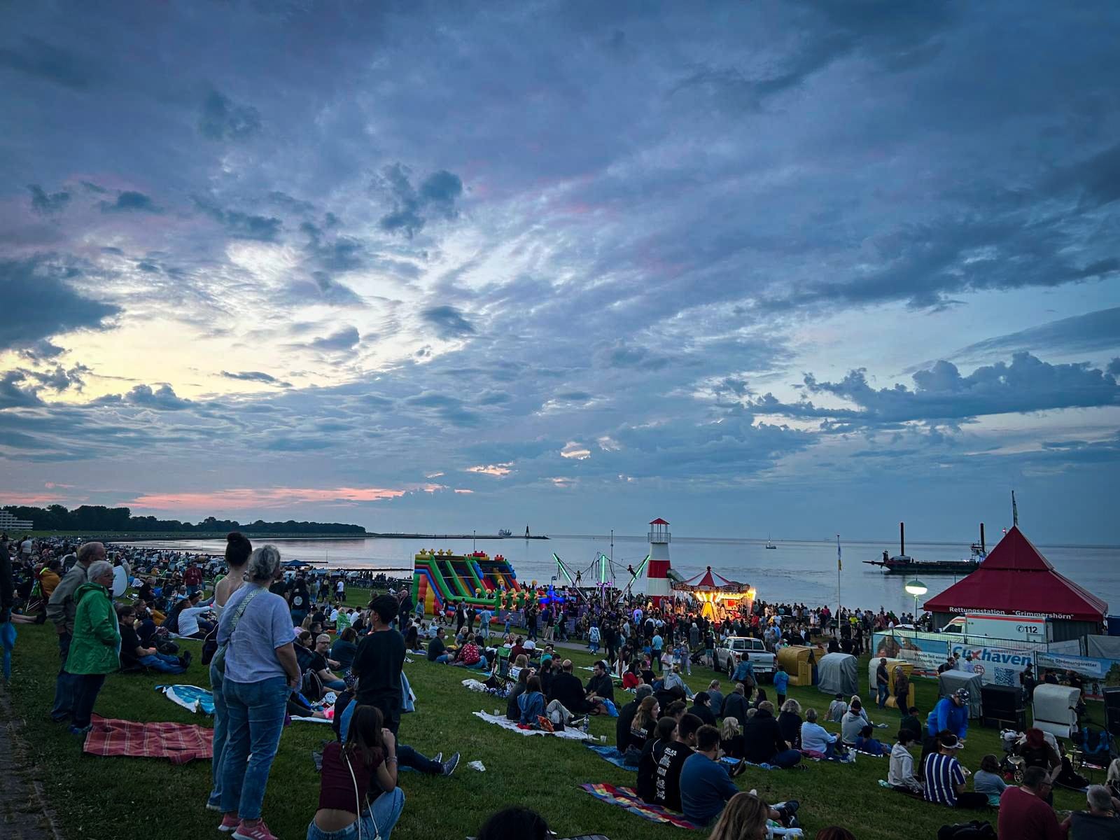 Der Sommerabend am Meer in Cuxhaven