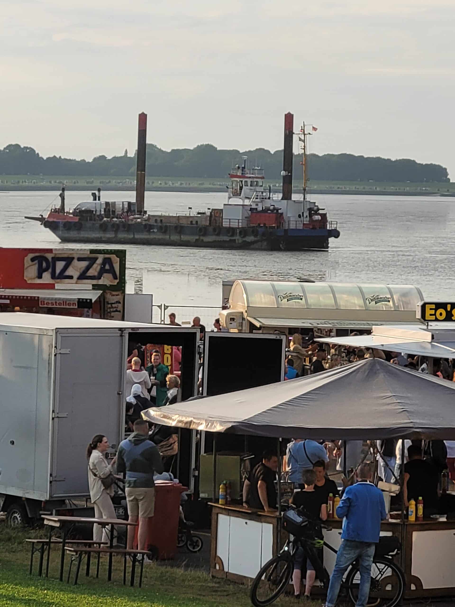 Der Sommerabend am Meer in Cuxhaven